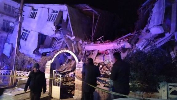 Turcia: Cutremurul de vineri seară a avut 180 de replici și a luat viețile a 20 de oameni. Alte o mie de persoane sunt rănite