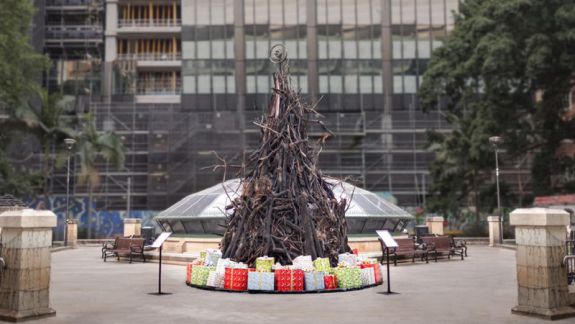Un pom de Crăciun din ramuri carbonizate a fost instalat în Sydney, drept simbol al distrugerilor provocate de incendii