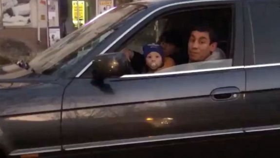 Un șofer a urcat cu bebelușul la volan. A înjurat și a scuipat când i s-a făcut observație (VIDEO)