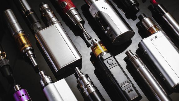 Un studiu arată că fumatul țigărilor electronice provoacă leziuni pulmonare similare cu cele provocate de expunerea la gaze toxice
