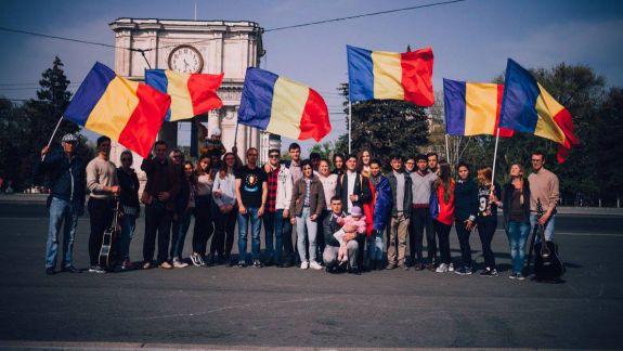 Unioniștii au făcut un flash-mob în fața SIS: Cer scoaterea interdicției care i-a fost aplicată lui George Simion (VIDEO)