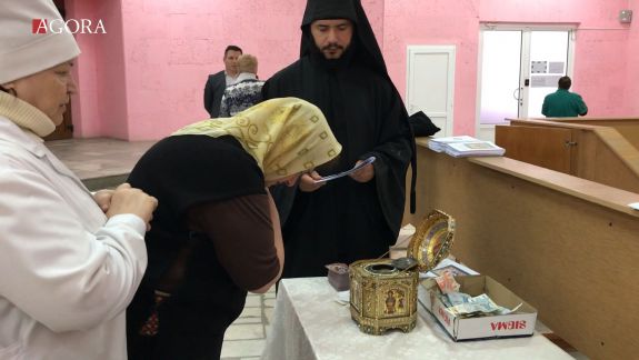 VIDEO. Bani pentru iconițe, mulțumiri lui Dodon și scepticism electoral. Moaștele Sf. Pantelimon au ajuns la Institutul Oncologic. Ce reacții au trezit