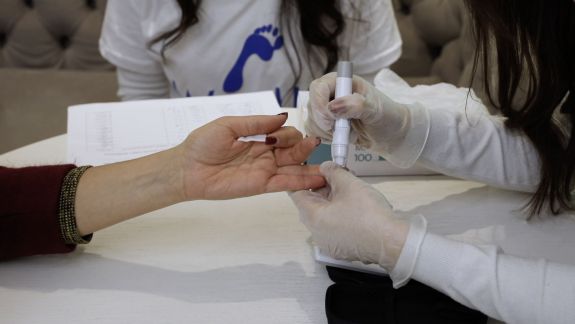 VIDEO. De Ziua Diabetului, oamenii și-au putut testa gratuit nivelul glucozei în sânge. „Nu e neapărat să ai o maladie ca să ai glucometrul acasă”