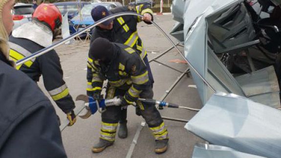 Vântul face ravagii: acoperișul unei stații PECO a căzut peste mai multe mașini