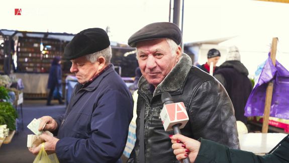 Versurile lui Eminescu, recitate de oamenii veniți la Piața Centrală. Iată ce-și amintesc despre marele poet (VIDEO)