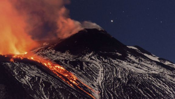 Vulcanul Etna a început să erupă din nou. Lava se scurge din vârful craterului (VIDEO)