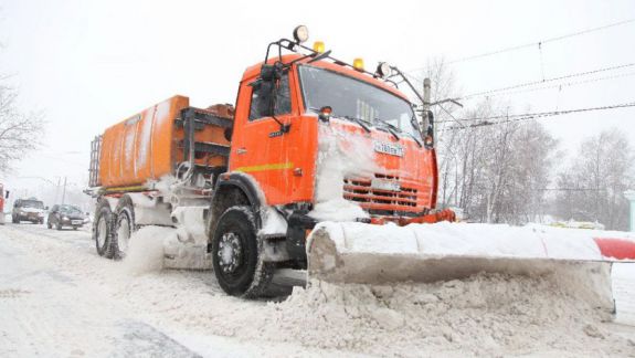 Sute de tone de material antiderapant, presărat pe drumurile din capitală în urma ninsorilor 