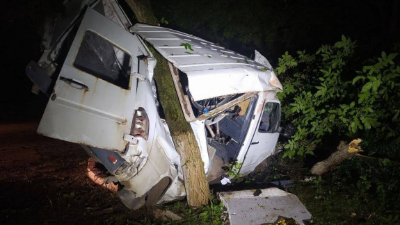 Accident grav la Strășeni. Un bărbat a decedat, după ce s-a izbit cu mașina într-un copac