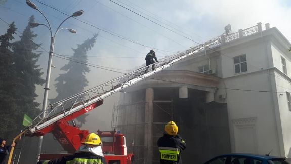 Acoperișul Filarmonicii s-a prăbușit în urma incendiului. Zece autospeciale continuă să lupte cu focul (VIDEO)