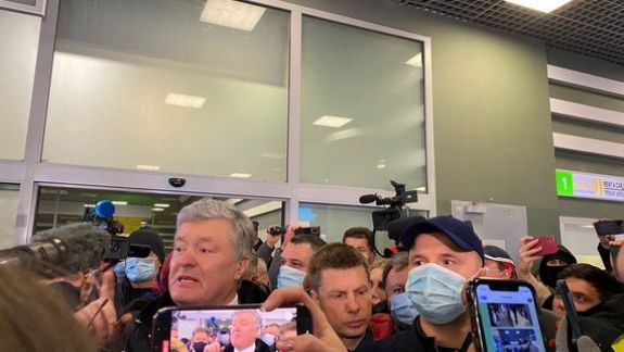 Acuzat de trădare de patrie și cu averea sechestrată, ex-președintele ucrainean Petro Poroșenko a revenit în Ucraina
