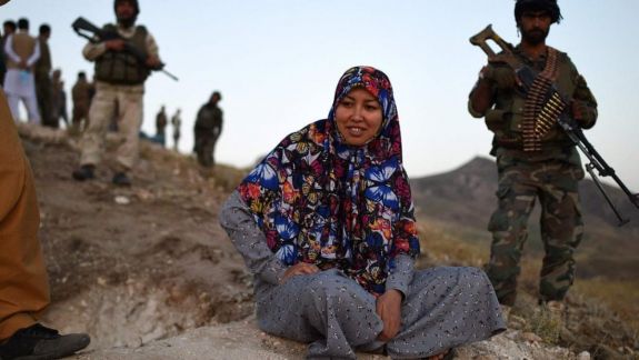 Afganistan: Femeia guvernator care lupta cu arma în mână împotriva talibanilor, capturată