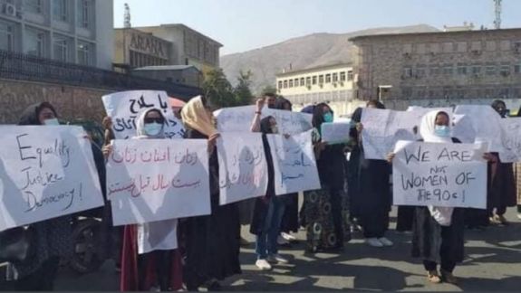 Afganistan: Femeile care au ieșit la protest au fost lovite. Talibanii au folosit gaze lacrimogene (VIDEO)