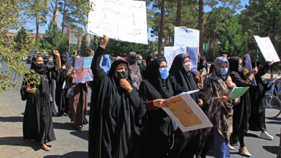 Afganistan: Femeile vor avea dreptul să studieze în universități, însă vor trebui să respecte trei condiții
