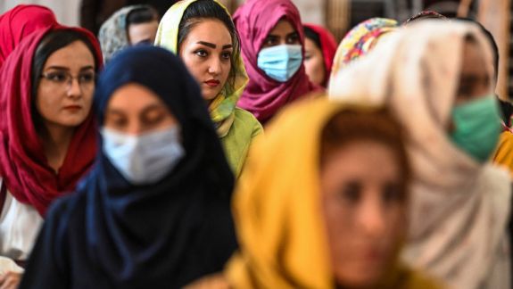 Afganistan: Liderul talibanilor ordonă Guvernului să ia măsuri pentru a proteja drepturile femeilor, fără să le menționeze pe care