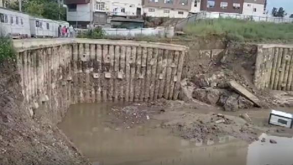 Agenția pentru Supraveghere Tehnică a examinat șantierul inundat din Calea Orheiului și a constat că există pericol de a fi afectate construcțiile existente din preajmă