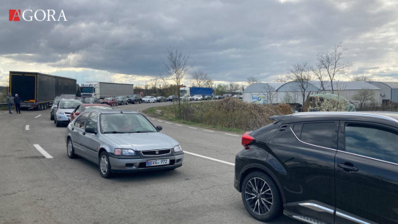 Aglomerație la intrarea în Republica Moldova. Zeci de mașini stau la coadă la vama Sculeni (VIDEO)