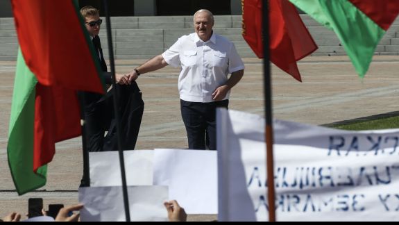 Zeci de mii de oameni protestează în Belarus. Alexandr Lukașenko, cu fiul său la eveniment: „Sunt în genunchi înaintea voastră pentru prima dată în viața mea, o meritați” (FOTO,VIDEO)