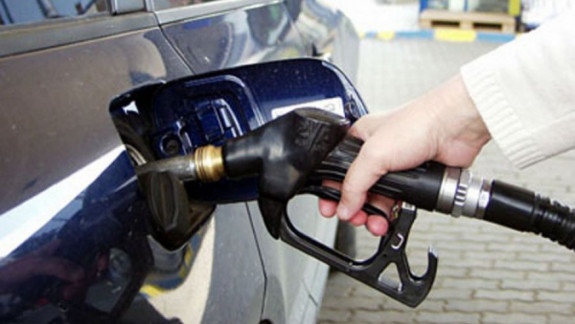 Alinierea ieftinirilor? Șoferii vor achita cu 35 bani mai puțin pentru un litru de motorină și cu nouă bani mai puțin pentru benzină
