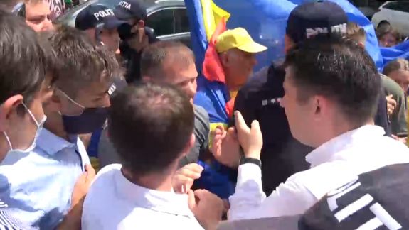Altercații între membrii AUR și reprezentanții PSRM, la sediul socialiștilor. Chirtoacă a primit o palmă peste față de la socialistul Alexandr Odințov (FOTO/VIDEO)
