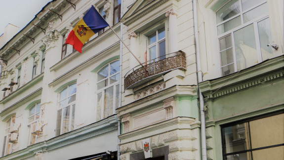 Ambasada R. Moldova în Federația Rusă va lucra și în weekend. Motivul - numărul mare de cereri pentru perfectarea titlurilor de călătorie