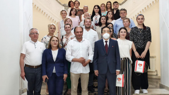 Ambasada Chinei a oferit un aparat de ventilare unui spital și un suport financiar pentru 22 de voluntari care acordă asistență refugiaților din Ucraina (FOTO)