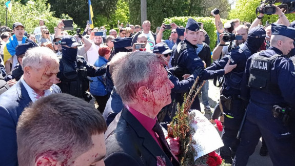 Ambasadorul Rusiei în Polonia a fost stropit cu vopsea roșie la cimitirul soldaților sovietici (VIDEO)