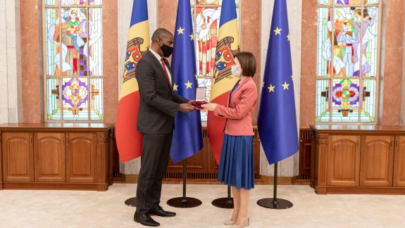 Ambasadorul SUA în Republica Moldova a fost decorat cu „Ordinul de Onoare” de către președinta Maia Sandu