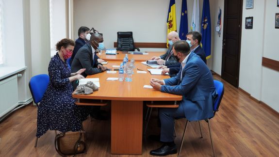 Ambasadorul SUA, în vizită la CEC. Ce subiecte s-au discutat
