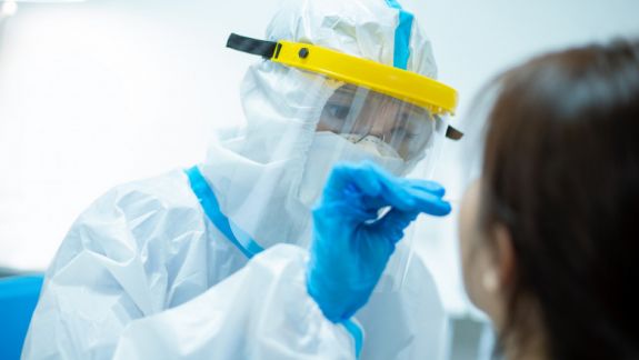 Anglia va pune în aplicare masivă testele rapide pentru identificarea persoanelor asimptomatice infectate cu COVID-19