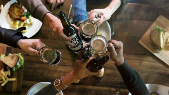 ANSP atenționează despre consumul excesiv de alcool în timpul sărbătorilor: „Nu se recomandă alcoolul ca metodă de prevenire sau tratament în infecția cu COVID-19”