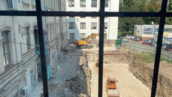 Apelul Bibliotecii Naționale a Moldovei: Clădirea avariată riscă să se aleagă cu stricăciuni din cauza unei parcări care se construiește în zonă
