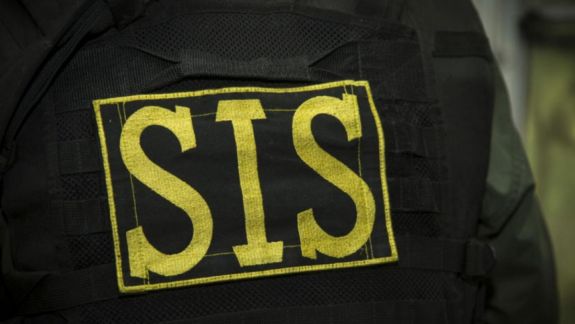 Ar fi divulgat informații atribuite la secret de stat. Un ofițer SIS, reținut