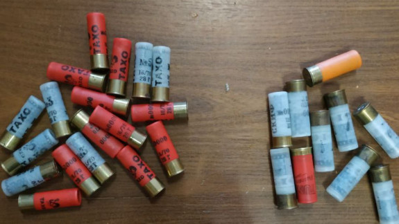 Arme și muniții deținute ilegal, depistate la un fermier din Parcova. Bărbatul este cercetat pentru trafic de ființe umane 