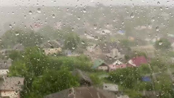 Avertizarea meteo de cod galben, în acțiune. Plouă cu grindină la Chișinău (VIDEO)