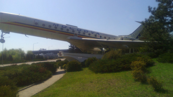 Avionul de la intrarea în Aeroportul Chișinău, vandalizat. Oamenii legii caută vinovații
