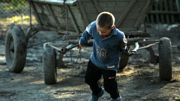  Avocatul copiilor: „Să nu încurcăm ajutorul la spălat vasele cu exploatarea muncii minorilor”