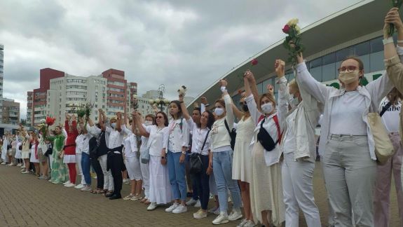 Belarus: Circa 250 de femei îmbrăcate în alb au format un lanț, în Minsk. Acestea stau în tăcere, cu flori în mâini