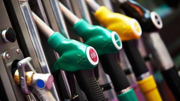Benzina a scăzut sub 28 de lei. Cât vor costa carburanții în weekend