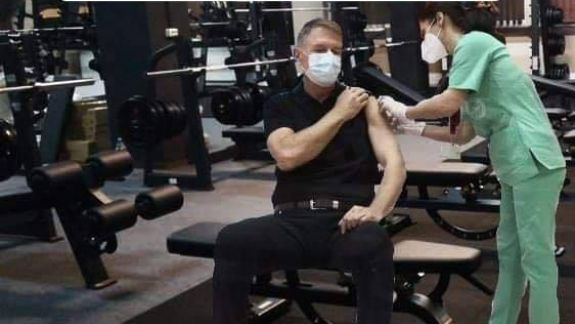 „Boss, respect pentru muşchii ăia” sau cum președintele Klaus Iohannis a uimit cu condiția sa fizică în timp ce s-a vaccinat contra COVID-19 (IMAGINI)