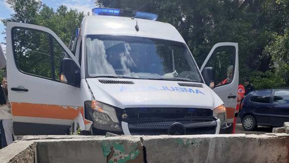 Capitală: Accident cu implicarea unei ambulanțe. În urma impactului, trei persoane au ajuns la spital