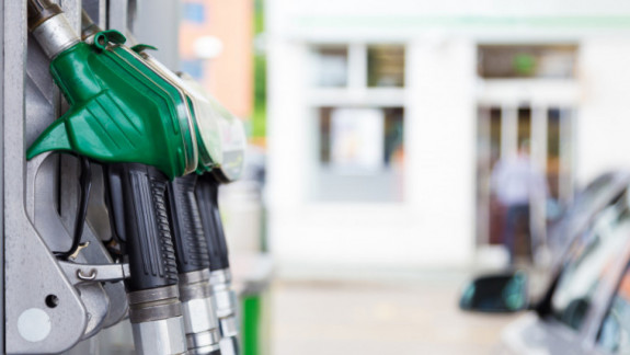 Carburanții, tot mai ieftini: Cât va costa în weekend motorina și benzina