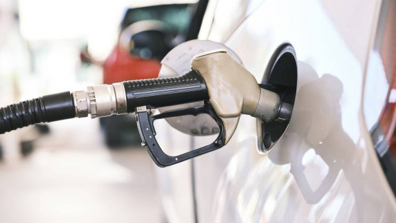 Carburații continuă să se ieftinească: Prețul la benzină, în scădere cu 27 de bani, iar la motorină - cu 36 de bani