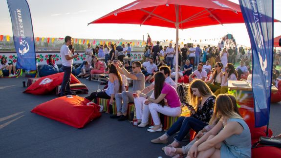 Câteva click-uri te pot duce direct la o petrecere pe acoperiș. Iată ce trebuie să faci pentru a fi invitat la #ROOFOFFLINE