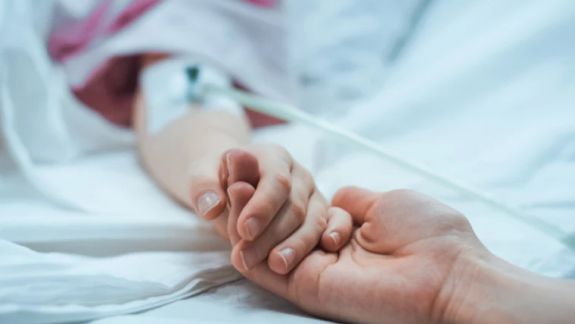 Caz nefericit într-o familie din Slobozia: Un băiat de șase ani a ajuns la spital, după ce a căzut de pe acoperiș