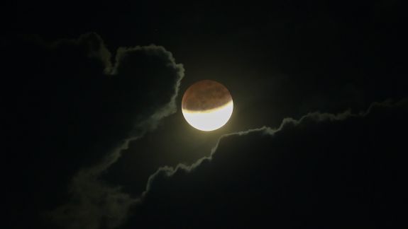 Cea mai lungă eclipsă parțială de lună din ultimii 580 de ani. Iată cum a arătat fenomenul numit „Luna Sângerie” (FOTO)
