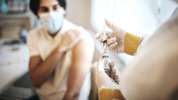 Cetățenii români se pot vaccina cu serul AstraZeneca în statul vecin și fără programare