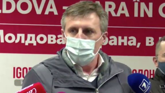 Chirtoacă a venit cu cadou pentru Dodon la sediul PSRM. Darul a ajuns în urna cu gunoi