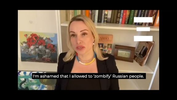 Cine e Marina Ovseannikova, jurnalista care a întrerupt buletinul de știri de la Pervîi Kanal cu o pancartă „Nu războiului”, și care e soarta ei acum