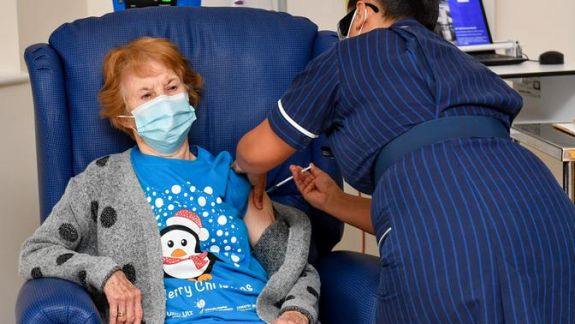 Circa 140 de persoane sunt vaccinate într-un minut în Marea Britanie. Londra va avea centre deschise 24/24