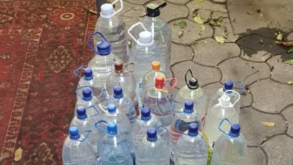 Circa 230 de litri de alcool etilic contrafăcut, depistat de poliție în două gospodării din Bălți 